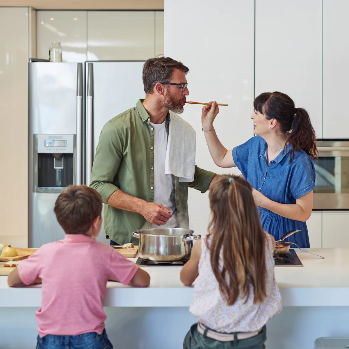 Gezin dat samen kookt in een lichte keuken